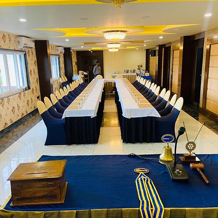 Hotel Eden Karwar Bagian luar foto
