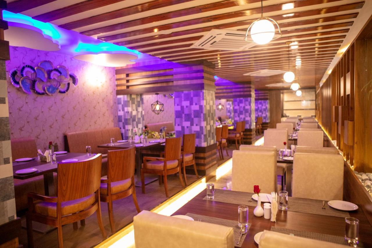 Hotel Eden Karwar Bagian luar foto