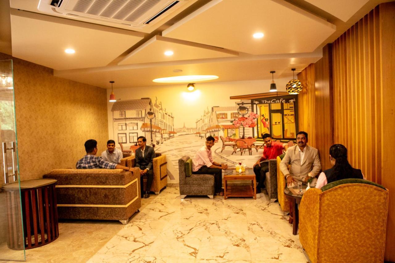 Hotel Eden Karwar Bagian luar foto