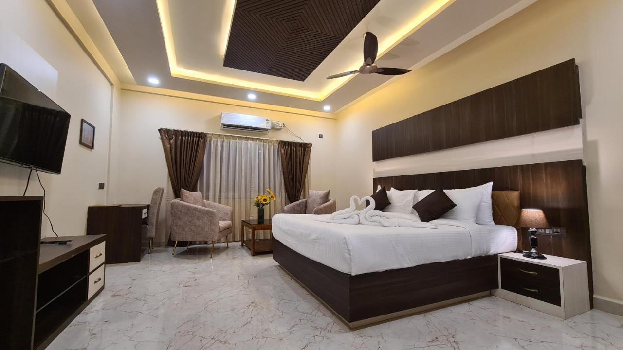 Hotel Eden Karwar Bagian luar foto