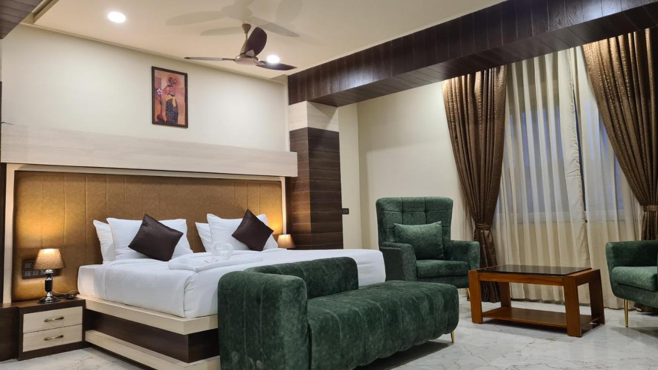 Hotel Eden Karwar Bagian luar foto