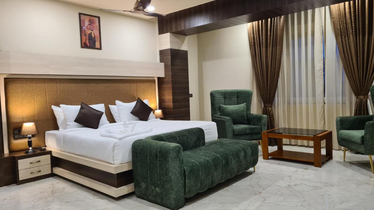 Hotel Eden Karwar Bagian luar foto