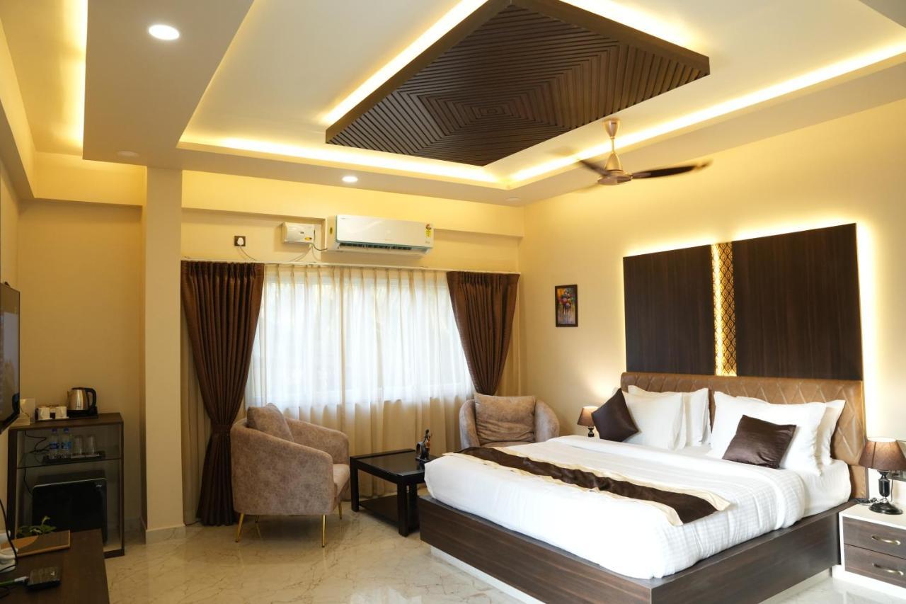 Hotel Eden Karwar Bagian luar foto