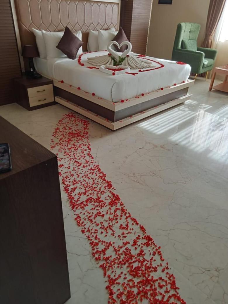 Hotel Eden Karwar Bagian luar foto