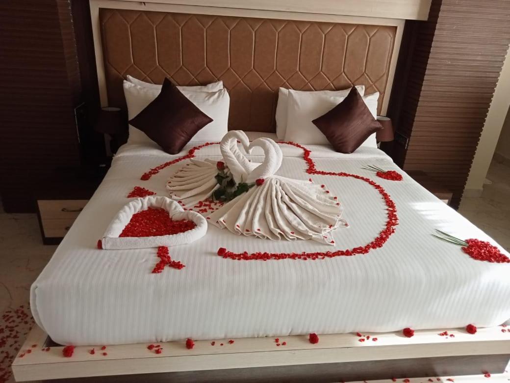 Hotel Eden Karwar Bagian luar foto