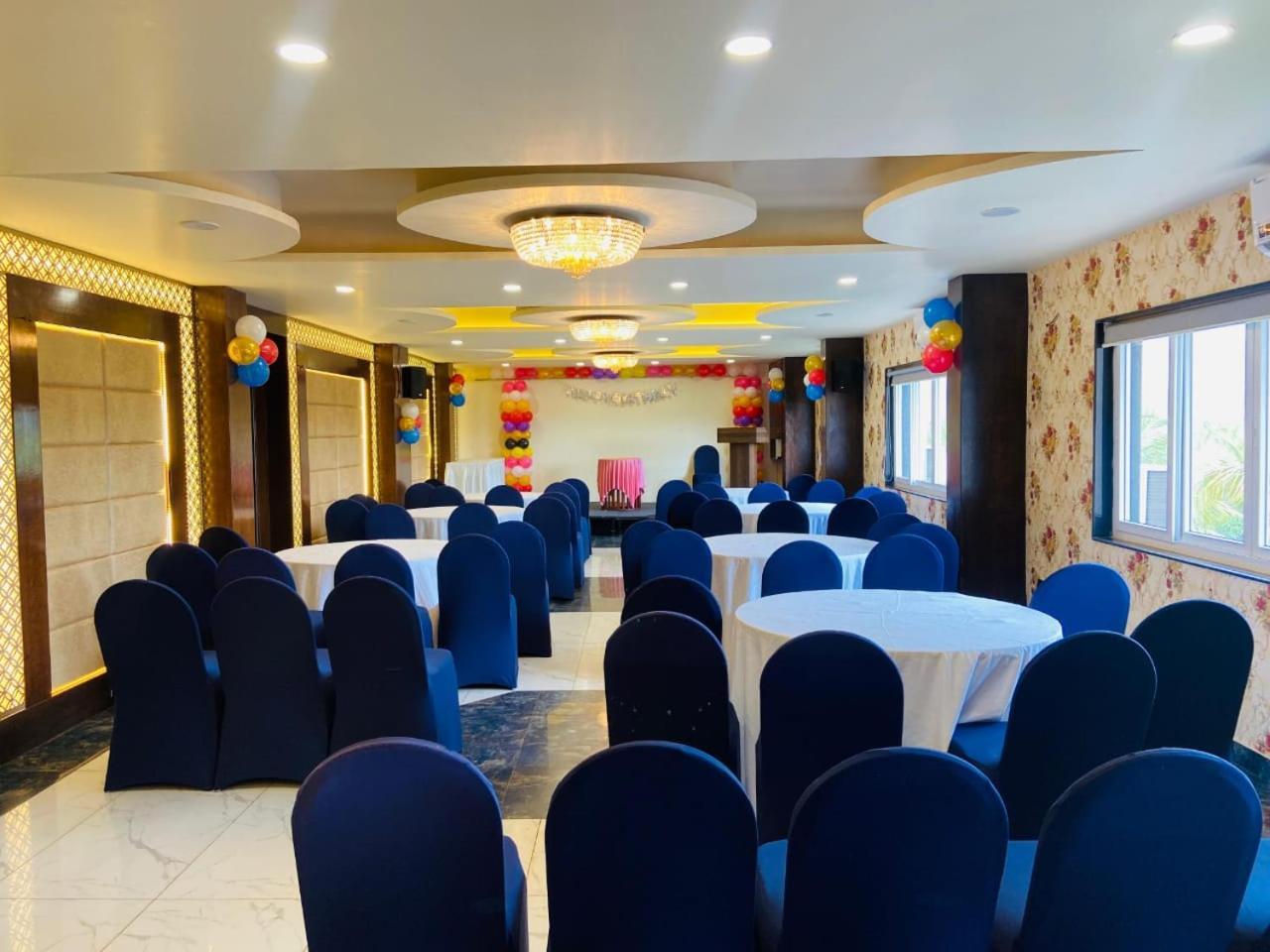 Hotel Eden Karwar Bagian luar foto