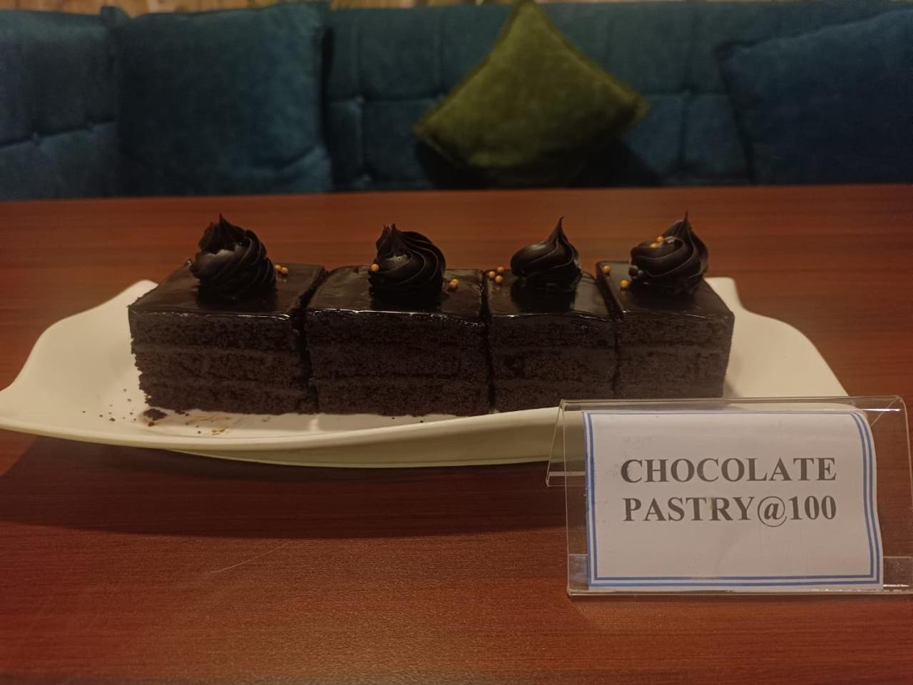 Hotel Eden Karwar Bagian luar foto