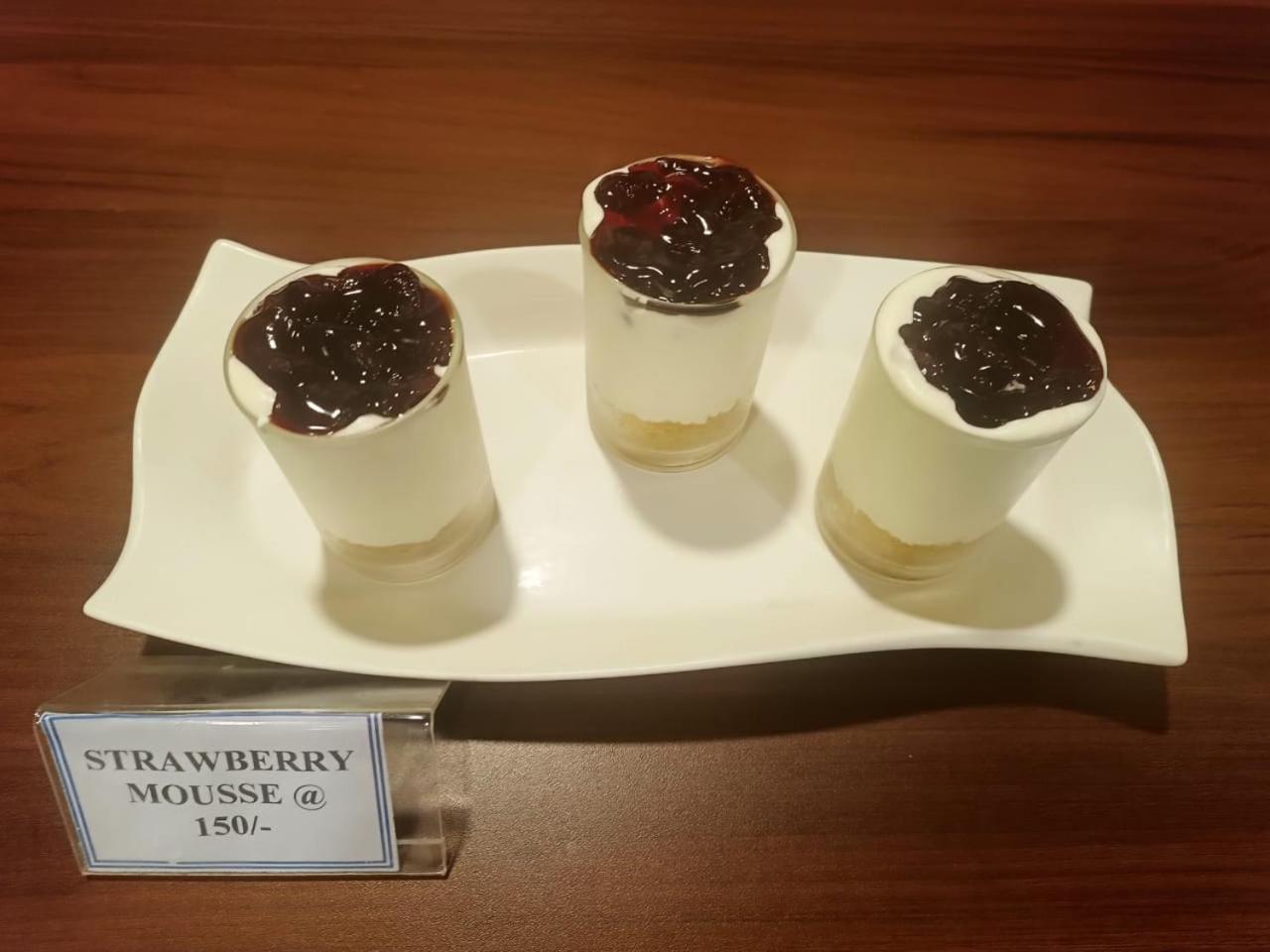 Hotel Eden Karwar Bagian luar foto