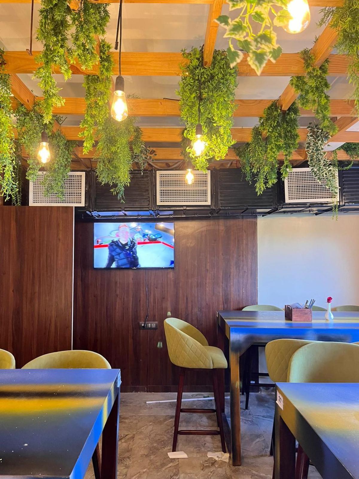 Hotel Eden Karwar Bagian luar foto